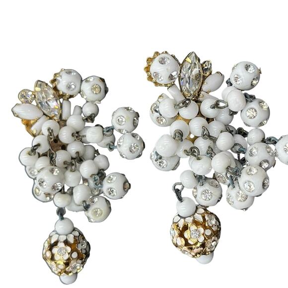 Hattie Carnegie Vintage Signed White Beaded Cluster Cha Cha Clip On Earrings - Picture 2 of 14